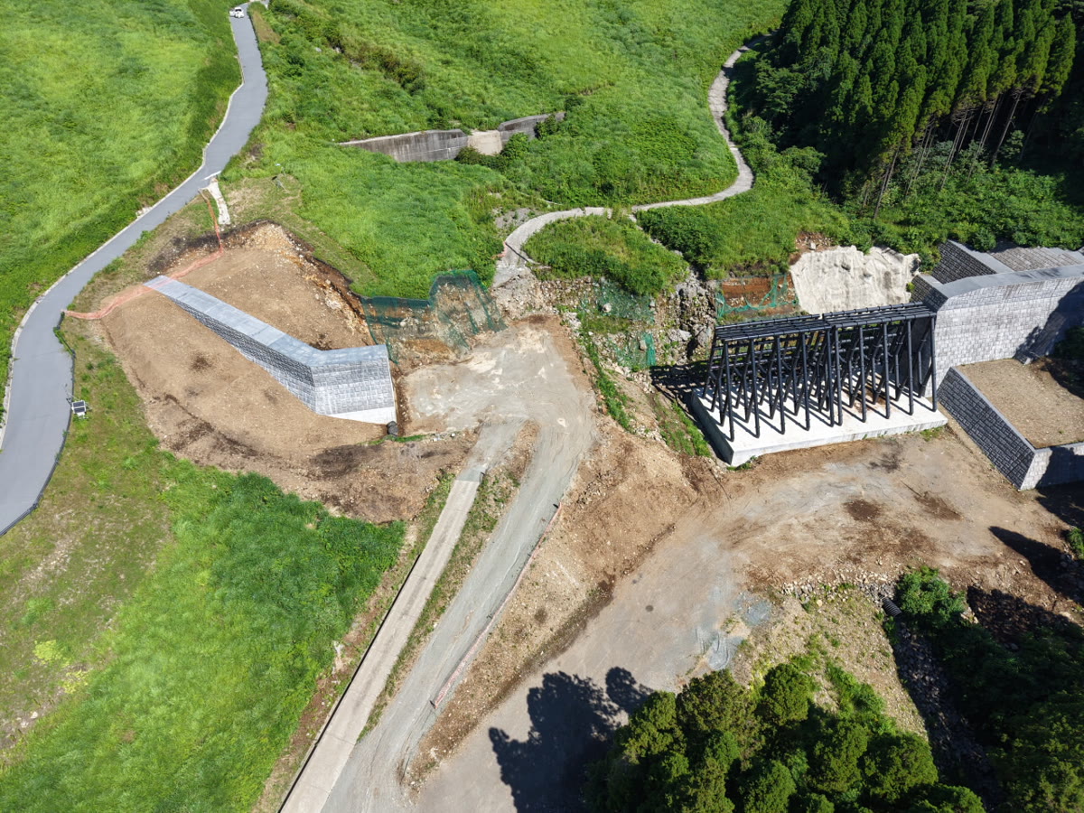 西平川1砂防堰堤新設（3期）工事　完成（別アングル）